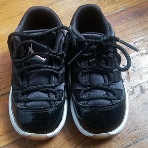 Jordan 11 low top sneakers